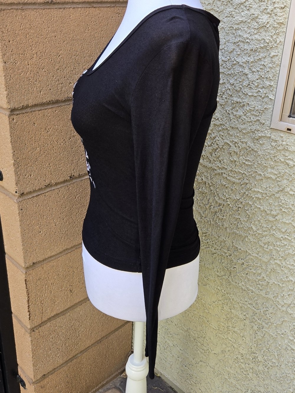 Toska Vintage Black Long-Sleeve V-Neck Top with White Floral Embroidery - Picture 3 of 6